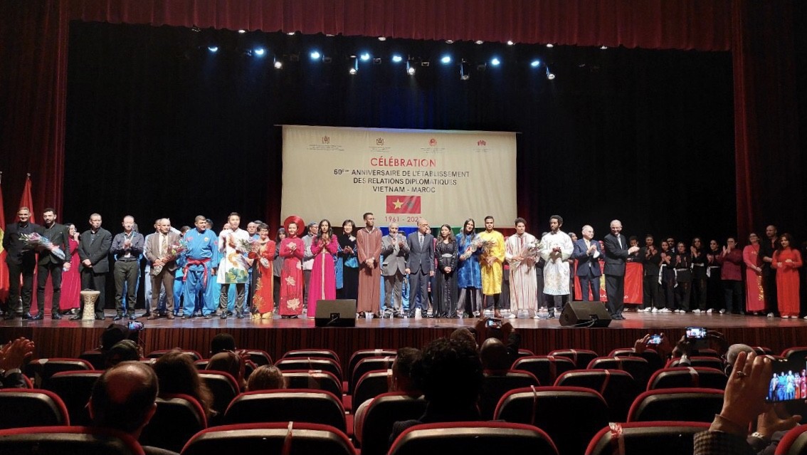 Lễ kỷ niệm diễn ra trong không khí ấm áp, thân tình. Lễ kỷ niệm diễn ra trong không khí ấm áp, thân tình.