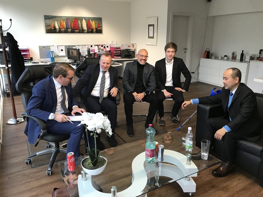 Đại sứ Nguyễn Trung Kiên trao đổi với các doanh nghiệp bang Carinthia.