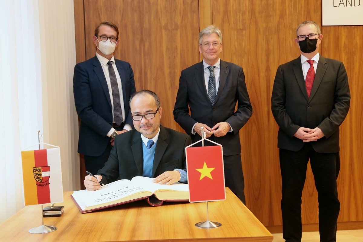 Đại sứ Nguyễn Trung Kiên ký sổ lưu niệm tại Văn phòng Thống đốc bang Carinthia