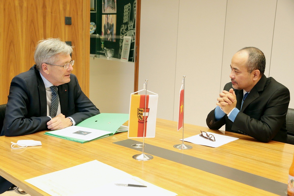 Đại sứ Nguyễn Trung kiên làm việc với Thống đốc bang Carinthia Peter Kaiser.