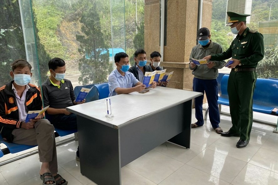 Nghệ An triển khai 'nhiệm vụ kép' vừa quản lý biên giới, vừa phòng chống dịch Covid-19 Nghệ An triển khai 'nhiệm vụ kép' vừa quản lý biên giới, vừa phòng chống dịch Covid-19