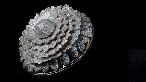 Nhẫn đính 12.638 viên kim cương lập kỷ lục Guinness thế giới