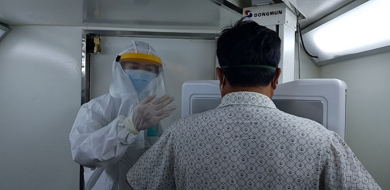 Nam tiếp viên hàng không - ca bệnh 1342 hiện được cách ly, điều trị tại Bệnh viện Dã chiến Củ Chi trong tình trạng sức khỏe ổn định. (Nguồn: Dân Trí) Nam tiếp viên hàng không - ca bệnh 1342 hiện được cách ly, điều trị tại Bệnh viện Dã chiến Củ Chi trong tình trạng sức khỏe ổn định. (Nguồn: Dân Trí)