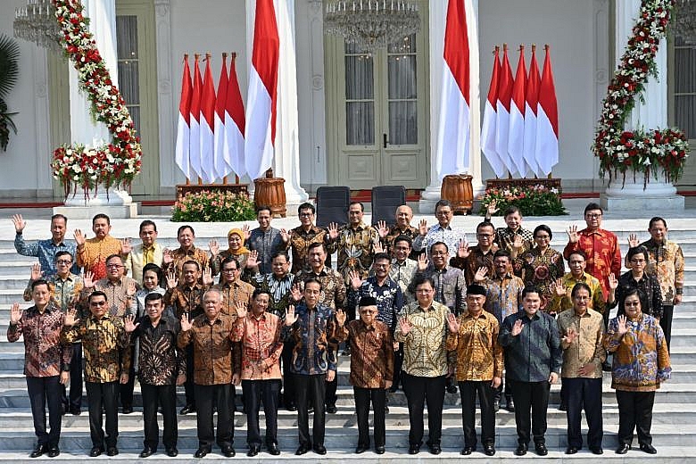 Tổng thống Indonesia Joko Widodo và các bộ trưởng. thứ trưởng vừa nhậm chức. (Nguồn: AFP) Tổng thống Indonesia Joko Widodo và các bộ trưởng. thứ trưởng vừa nhậm chức. (Nguồn: AFP)