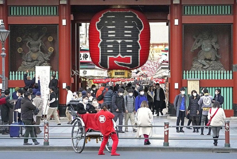 Du khách tại khu du lịch Asakusa, Tokyo, Nhật Bản ngày 26/12. (Nguồn: Kyodo)