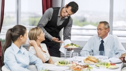 Một số vấn đề cần lưu ý khi phục vụ bàn tiệc chiêu đãi