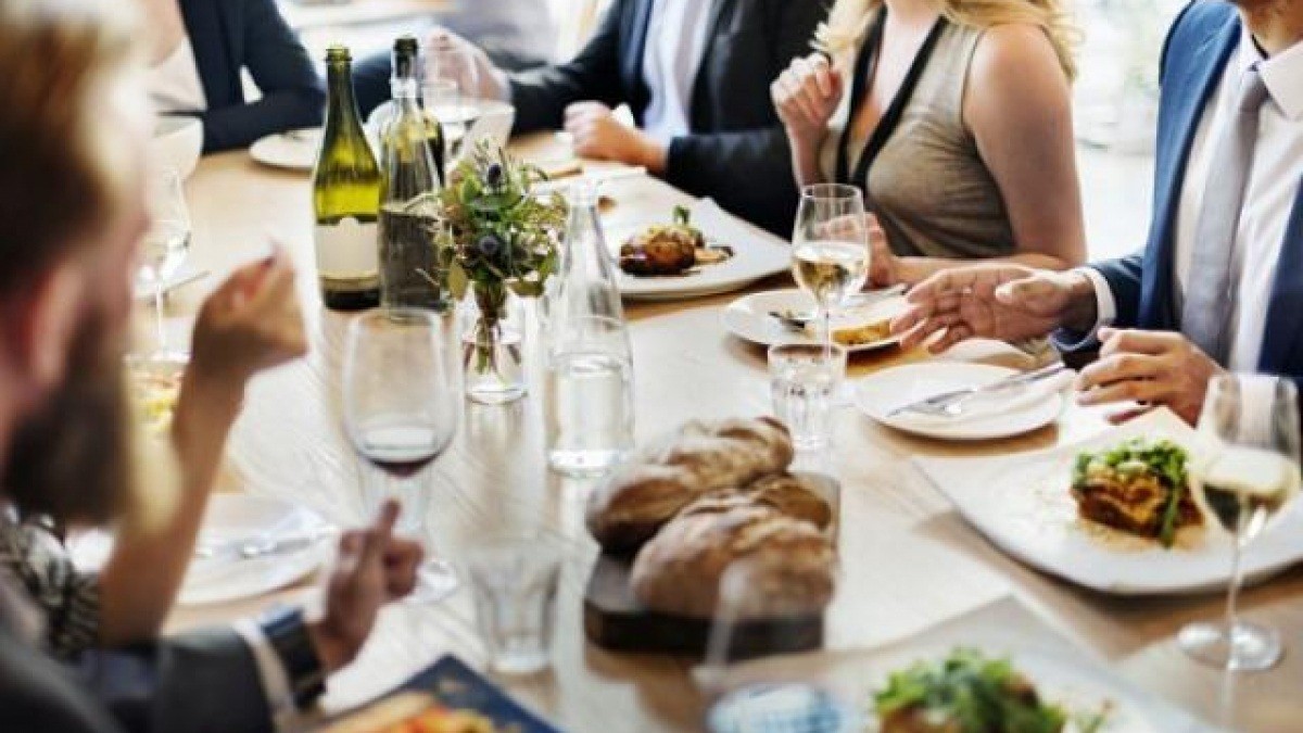 10 phép lịch sự 'bỏ túi' khi đi dự tiệc