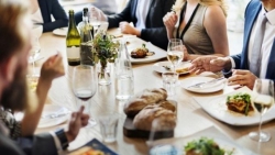 10 phép lịch sự 'bỏ túi' khi đi dự tiệc