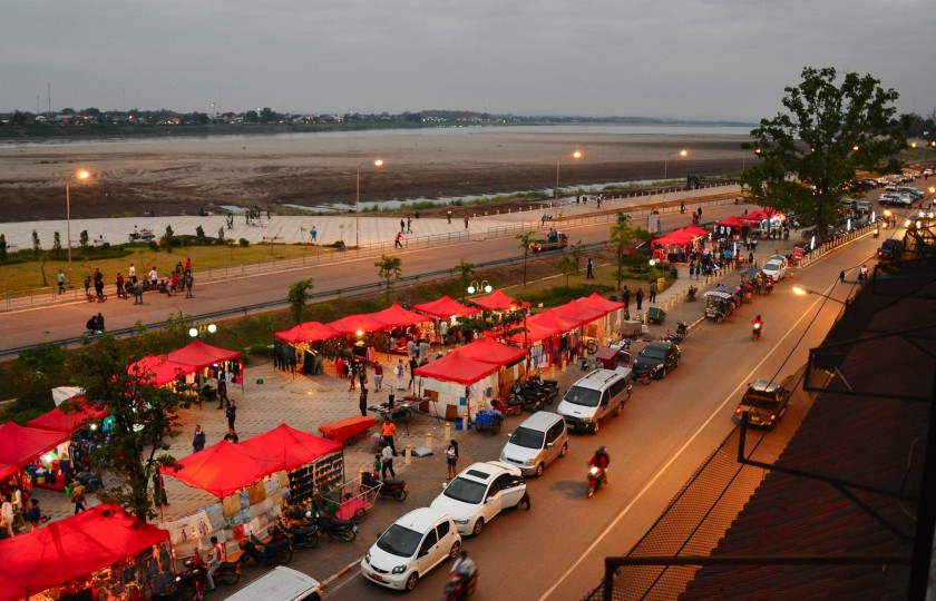 “Ngã ngửa” ở Vientiane