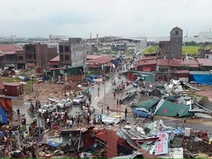 Vòi rồng thổi bay hàng chục mái nhà ở Bắc Ninh