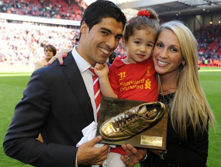 Cô vợ xinh đẹp là nguyên nhân khiến Suarez gia nhập Barca