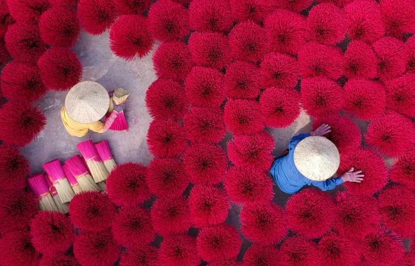 Ảnh ấn tượng trong tuần (6-12/1): Làng hương Quảng Phú Cầu, người Iran nổi giận và thảm kịch bắn nhầm máy bay