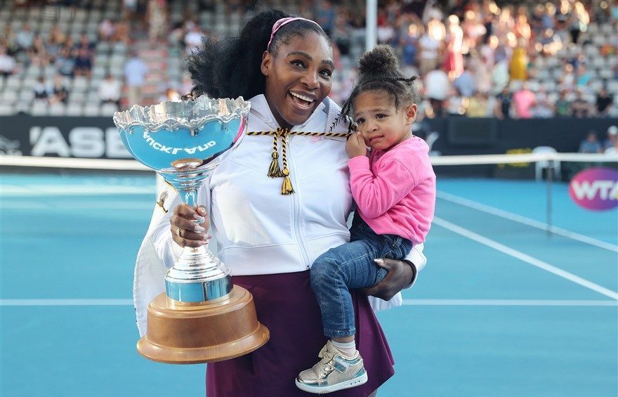 Ảnh ấn tượng trong tuần (13-19/1): Luận tội Tổng thống, động vật 'mồ côi' và nỗi đau của em bé Syria