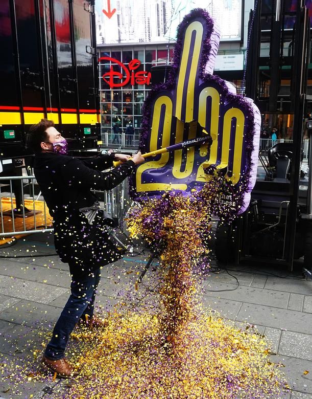 Ảnh ấn tượng tuần (28/12-3/1): Câu chuyện vaccine Covid-19, giao thừa lạ lùng nhất lịch sử, ông Trump chơi golf và đánh bom kinh hoàng ở Yemen Ảnh ấn tượng tuần (28/12-3/1): Ông Trump thảnh thơi chơi golf, Chuyện vaccine Covid-19, Giao thừa kỳ lạ nhất lịch sử và đánh bom kinh hoàng ở Yemen