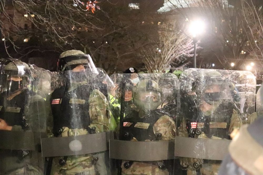 Lực lượng vệ binh quốc gia Mỹ làm nhiệm vụ tại Washington D.C, ngày 6/1. (Ảnh: Philip Athey) Lực lượng vệ binh quốc gia Mỹ làm nhiệm vụ tại Washington D.C, ngày 6/1. (Ảnh: Philip Athey)