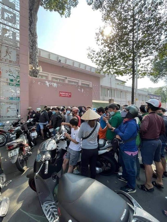 Báo Thái Lan ‘ghen tị’ đăng ảnh cơn sốt vé xem Kiatisuk tại Việt Nam