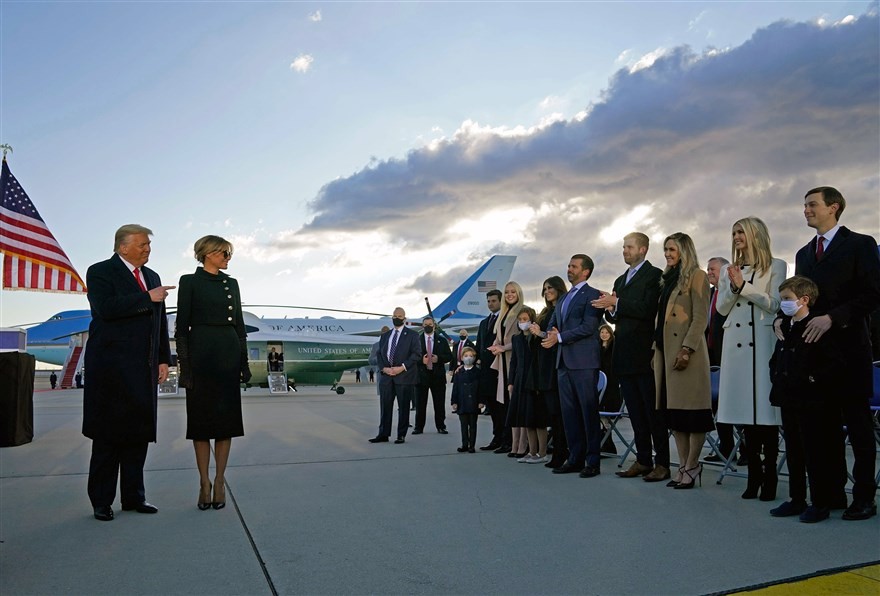 Ảnh ấn tượng tuần (18-24/1): Lễ nhậm chức Tổng thống Mỹ khác thường, nhân vật đối lập Nga Navalny ‘chiếm sóng’ truyền thông và tập ‘yoga bia’ Ảnh ấn tượng tuần (18-24/1): Lễ nhậm chức Tổng thống Mỹ khác thường, nhân vật đối lập Nga Navalny ‘chiếm sóng’ truyền thông và tập ‘yoga bia’