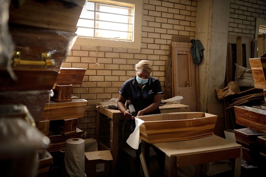 Ảnh ấn tượng tuần (18-24/1): Lễ nhậm chức Tổng thống Mỹ khác thường, nhân vật đối lập Nga Navalny ‘chiếm sóng’ truyền thông và tập ‘yoga bia’ Ảnh ấn tượng tuần (18-24/1): Lễ nhậm chức Tổng thống Mỹ khác thường, nhân vật đối lập Nga Navalny ‘chiếm sóng’ truyền thông và tập ‘yoga bia’