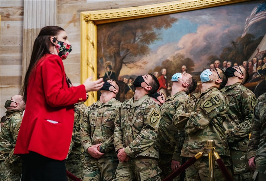 Ảnh ấn tượng tuần (25-31/1): Chủ tịch Hạ viện Mỹ ám chỉ ‘kẻ thù từ bên trong’, chuyến thăm Đồi Capitol và nỗi đau 'sóng thần' Covid-19