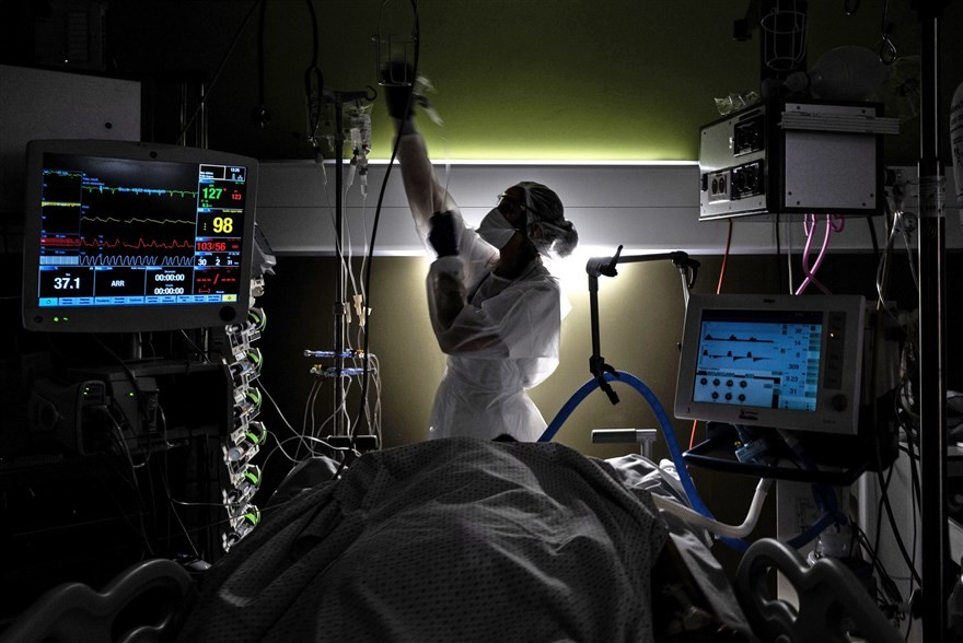 Ảnh ấn tượng tuần (25-31/1): Chủ tịch Hạ viện Mỹ ám chỉ ‘kẻ thù từ bên trong’, chuyến thăm Đồi Capitol và nỗi đau 'sóng thần' Covid-19