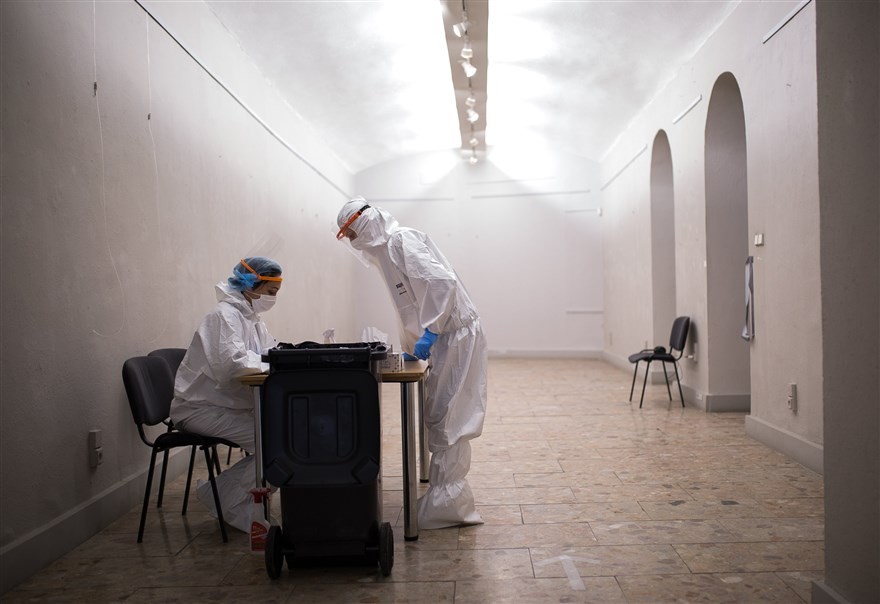 Ảnh ấn tượng tuần (25-31/1): Chủ tịch Hạ viện Mỹ ám chỉ ‘kẻ thù từ bên trong’, chuyến thăm Đồi Capitol và nỗi đau 'sóng thần' Covid-19