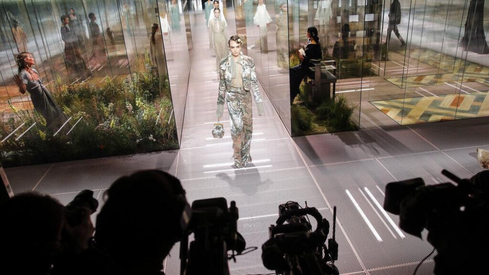 Ảnh ấn tượng tuần (25 31/1): Chủ tịch Hạ viện Mỹ ám chỉ ‘kẻ thù từ bên trong’ và sóng thần Covid-19 càn quét toàn thế giới