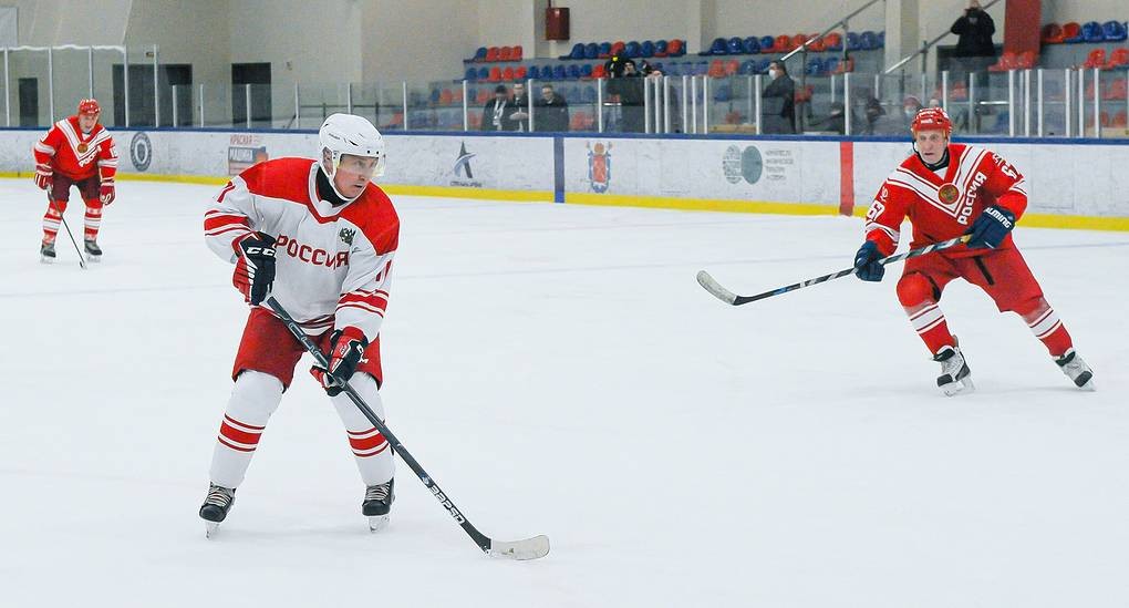 Ảnh ấn tượng tuần (27/12/2021-2/1/2022): Tổng thống Nga-Belarus trổ tài chơi khúc côn cầu, vấn đề Ukraine làm nóng điện đàm Putin-Biden