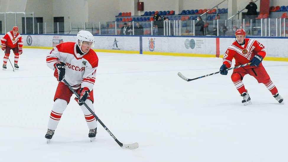 Ảnh ấn tượng tuần (27/12/2021-2/1/2022): Tổng thống Nga-Belarus trổ tài chơi khúc côn cầu, vấn đề Ukraine làm nóng điện đàm Putin-Biden