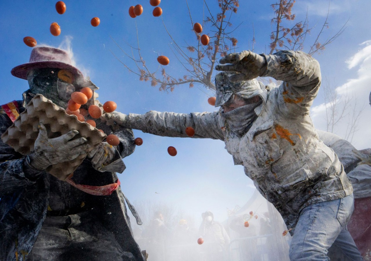 Ảnh ấn tượng tuần (27/12/2021-2/1/2022): Tổng thống Nga-Belarus trổ tài chơi khúc côn cầu, vấn đề Ukraine làm nóng điện đàm Putin-Biden