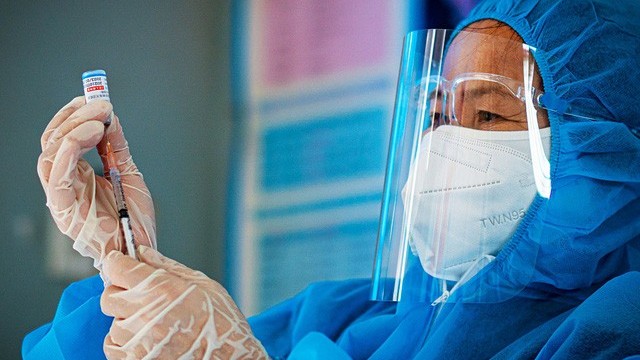 Covid-19 sáng 8/1: Hướng dẫn tiêm mũi 3 cho người đã tiêm vaccine Sinopharm, TP.HCM nhận tin vui, phạt 1 bệnh viện ở Hải Phòng vì từ chối sản phụ F0