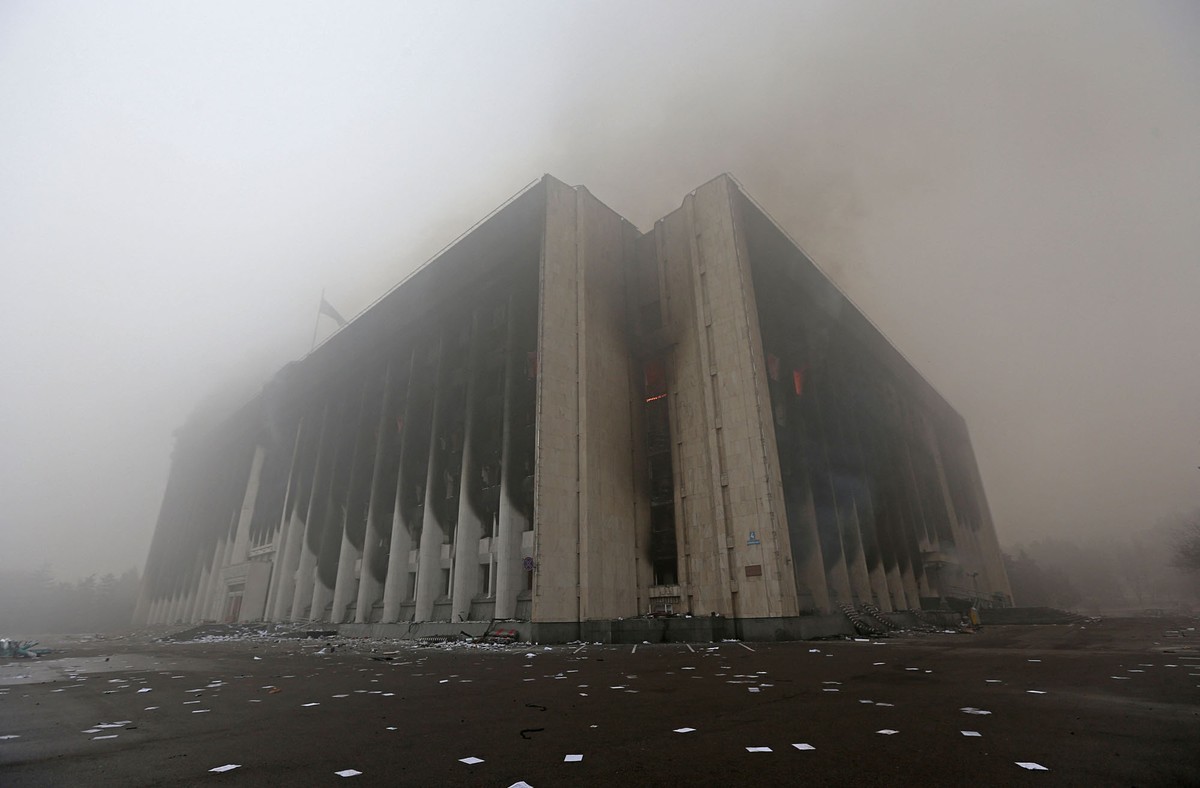 Ảnh ấn tượng tuần (3-9/1): Điều quân tới Kazakhstan, Nga gửi Mỹ thông điệp cứng rắn; 2 năm ngày Tướng Iran Soleimani bị sát hại và 'sóng thần' Omicron