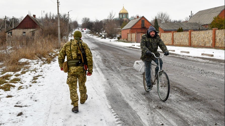 DPR: Ukraine đưa 120.000 quân và thiết bị quân sự sát đường giới tuyến