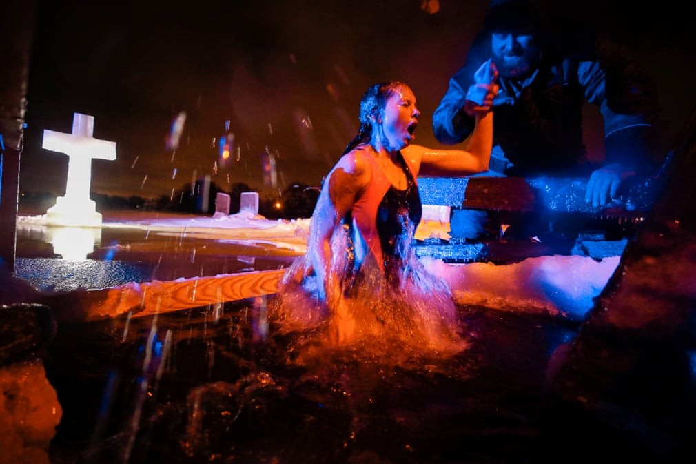 Ảnh ấn tượng tuần (17-23/1): Quan hệ Nga-Ukraine tăng nhiệt, căn cứ quân sự bị phá hủy ở Donetsk, Washington-Moscow ‘già néo’, liệu có ‘đứt dây’?