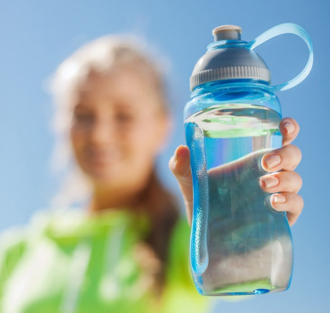 Choáng với lượng vi khuẩn trong bình nước cá nhân