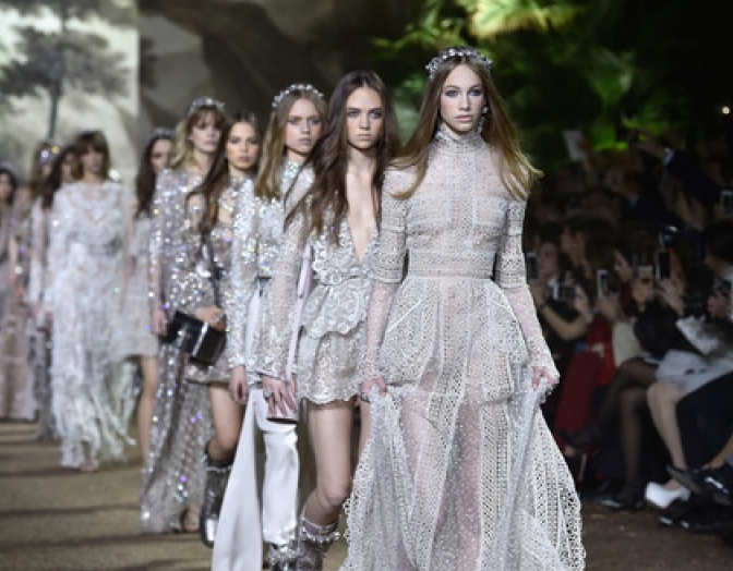 Vì sao tín đồ thời trang mê mẩn Paris Fashion Week?