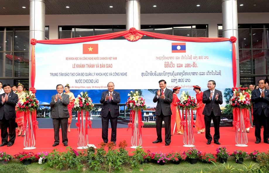 Thủ tướng dự lễ bàn giao Trung tâm đào tạo cán bộ quản lý KHCN cho Lào