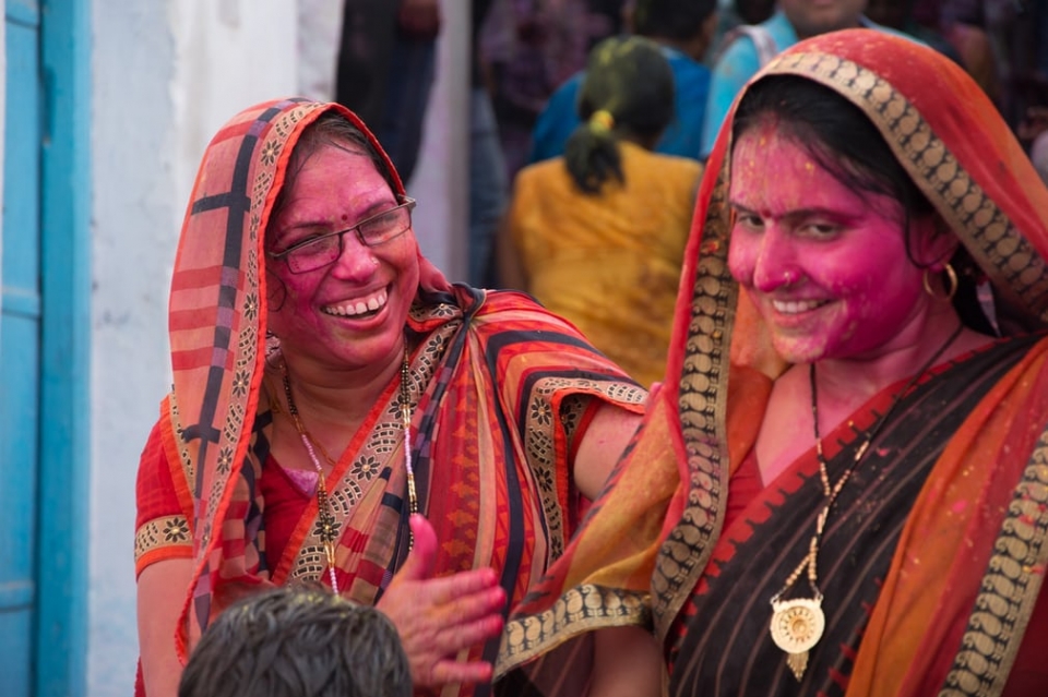 an tuong le hoi lathmar holi day mau sac o an do