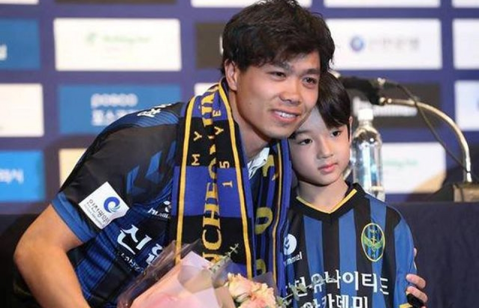 Dân mạng săn tìm cậu bé Hàn Quốc đẹp như búp bê trong lễ ra mắt của Công Phượng