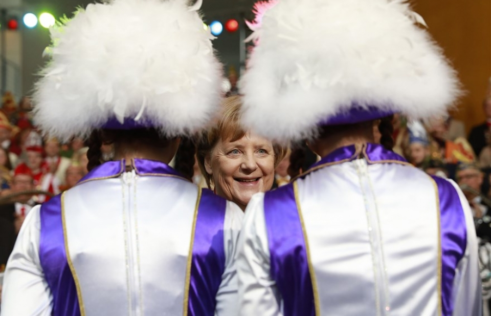 Sự kiện trong tuần qua ảnh (16-23/2): Trăng tròn phía sau Trung tâm Thương mại Thế giới