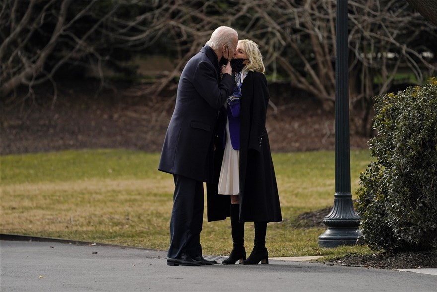 Ảnh ấn tượng tuần (2-8/2): Điều tra nguồn gốc Covid-19, ông Navalny thả tim và nụ hôn ngọt ngào của Tổng thống Mỹ Joe Biden