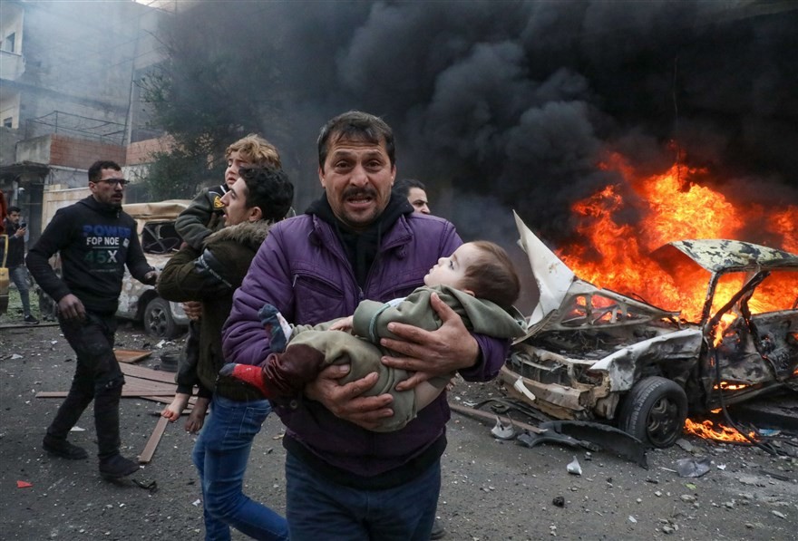 Ảnh ấn tượng tuần (2 8/2): Điều tra nguồn gốc Covid-19, ông Navalny thả tim với vợ và nụ hôn ngọt ngào của vợ chồng tân Tổng thống Mỹ Joe Biden