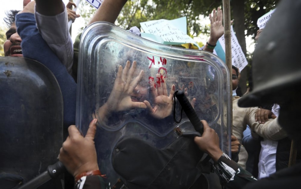 Ảnh ấn tượng tuần (2 8/2): Điều tra nguồn gốc Covid-19, ông Navalny thả tim với vợ và nụ hôn ngọt ngào của vợ chồng tân Tổng thống Mỹ Joe Biden