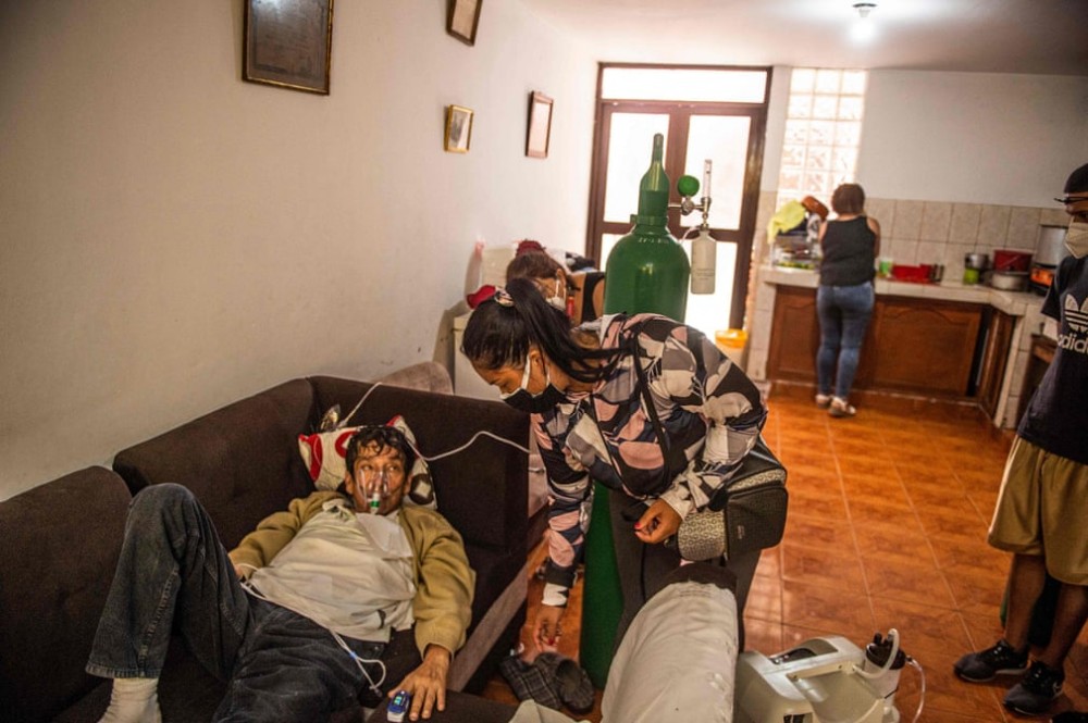 Ảnh ấn tượng tuần (2 8/2): Điều tra nguồn gốc Covid-19, ông Navalny thả tim với vợ và nụ hôn ngọt ngào của vợ chồng tân Tổng thống Mỹ Joe Biden