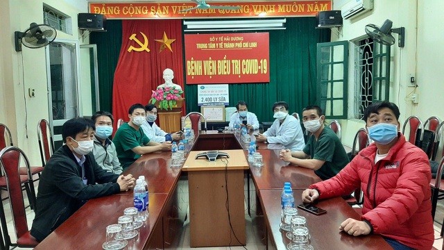 Hơn 22h đêm 30 Tết, các y, bác sĩ tại Bệnh viện dã chiến số 1 vẫn đang họp hội chẩn. (Nguồn: DT)