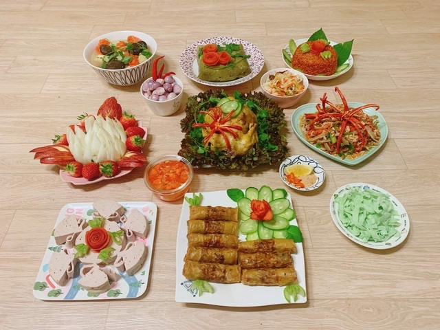 Mâm cơm Việt tự tay Thùy Nhung nấu đón Giao thừa trên đất khách.