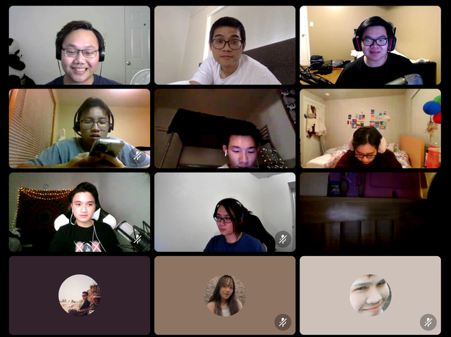 Ân Đỗ (áo trắng, hàng đầu) cùng các bạn chung vui thời khắc giao thừa.