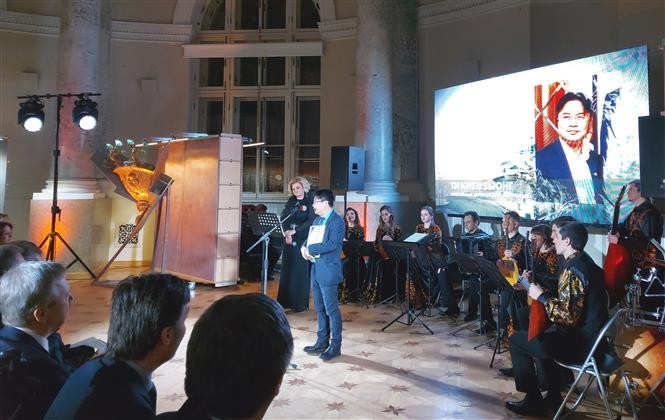 Ông Dương Chí Kiên, Chủ tịch HĐQT Tập đoàn Golden Age tại lễ trao giải. (Nguồn: TTXVN) Ông Dương Chí Kiên, Chủ tịch HĐQT Tập đoàn Golden Age tại lễ trao giải. (Nguồn: TTXVN)