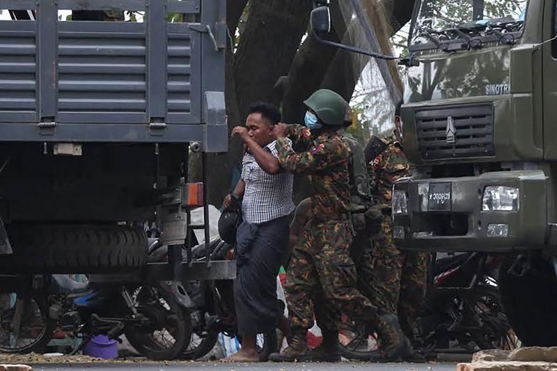 Một người biểu tình bị dẫn đi sau khi bị lực lượng an ninh bắt giữ trong cuộc biểu tình phản đối cuộc đảo chính quân sự ở Mandalay vào ngày 20 tháng 2 năm 2021. (Nguồn: AFP) Một người biểu tình bị dẫn đi sau khi bị lực lượng an ninh bắt giữ trong cuộc biểu tình phản đối cuộc đảo chính quân sự ở Mandalay vào ngày 20 tháng 2 năm 2021. (Nguồn: AFP)