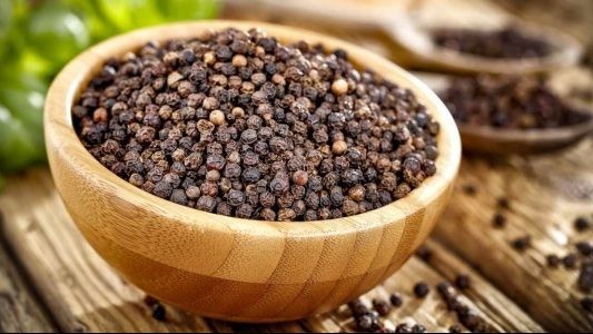 Giá tiêu hôm nay 21/2: Đồng loạt đi ngang, trong nước thấp nhất 51.500/kg, Malaysia ‘ghen tị’ với Việt Nam