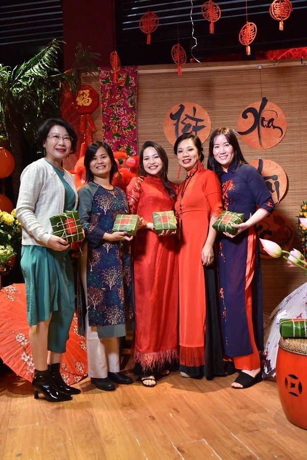 Ấm áp ngày hội gói bánh chưng mừng Xuân Nhâm Dần của cộng đồng người Việt tại Thượng Hải, Trung Quốc